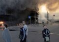 SEBUAH pusat beli-belah terbakar akibat serangan Russia di Kyiv semalam. - AFP