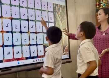 SEORANG guru di pedalaman Sabah, Cikgu Loren membangunkan aplikasi pembelajaran sendiri untuk membantu murid menguasai kemahiran membaca tulisan Jawi.