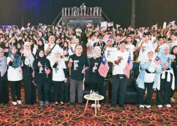 JULINA Johan bersama peserta yang menghadiri Program SKILLBOX@Kelab Malaysiaku Zon Semenanjung Tahun 2026 di Kem Permata Resort, Alor Gajah, Melaka. – UTUSAN/AMRAN MULUP