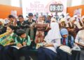 FADHLINA Sidek bersama barisan pelajar sekolah yang hadir ketika sesi Jom Baca Bersama selama 10 minit yang diadakan sempena selepas pelancaran Program Kota Baca 2026 
di Perpustakaan Kuala Lumpur, – UTUSAN/AMIR KHALID