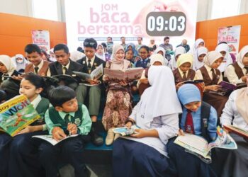 FADHLINA Sidek bersama barisan pelajar sekolah yang hadir ketika sesi Jom Baca Bersama selama 10 minit yang diadakan sempena selepas pelancaran Program Kota Baca 2026 
di Perpustakaan Kuala Lumpur, – UTUSAN/AMIR KHALID