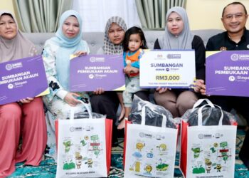 Norliza Abdul Rahim (dua dari kiri) menyantuni waris kepada Allahyarham Amirul Hafiz Omar dengan menyampaikan sumbangan berjumlah RM3,000 dalam bentuk Akaun Simpan SSPN Prime di Batu Kurau, Perak.