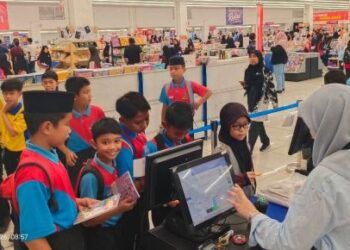 MURID-murid bersama dengan buku masing-masing membuat pembayaran di kaunter pada Pesta Buku Kelantan 2026 di Kota Bharu, baru-baru ini.
