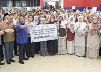 Ismail Mohamed Said (tiga kiri ) bersama pelajar cemerlang SPM 2025 Parlimen Kuala Krau pada majlis apresiasi Kecemerlangan Pendidikan baru-baru ini. – UTUSAN/ SALEHUDIN MAT RASAD