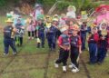 KU Aznita Ku Abdullah (belakang, tengah) bersama guru dan murid prasekolah ketika menyertai acara perarakan sukan tahunan di Sekolah Kebangsaan (SK) Pusat Penyelidikan Pertanian Tun Razak (PPPTR) Tekam, Jerantut, Pahang baru-baru ini.