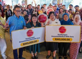 Pengarah Urusan dan rakan kongsi operasi tempatan McDonald’s Malaysia, Datuk Azmir Jaafar (dua kiri); Naib Presiden Kanan dan Ketua Pegawai Impak McDonals’s Malaysia, Melati Abdul Hai (kanan) dan Shamsidar Yahya (dua kanan) bergambar bersama wakil SJK (C) Chiao Nan dan SJK (C) Hwa yang menerima sumbangan penambah baikan bilik guru bernilai RM5,000 ketika sambutan Hari Guru McDonald’s Malaysia di ibu negara. – UTUSAN/SADDAM YUSOFF