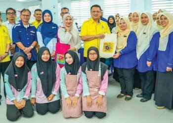 Tuanku Syed Faizuddin Putra Ibni Tuanku Syed Sirajuddin Jamalullail bersama warga Kolej Vokasional  Kangar sempena Bengkel Seni Reka Fesyen.
