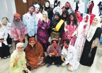 Peserta bergambar bersama Pengarah Program, Syafiqah Ali (tiga dari kiri) dan Ketua Penolong Pendaftar Fakulti Pengajian Pendidikan (FPP), Noorizajune Abu Bakar (hujung kanan) selepas Program SFX Makeup Horror Runway.