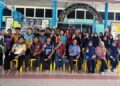 ISHAK Mohamad (duduk, empat dari kanan) bersama penuntut Kolej Kediaman Seri Lipis dan warden bergotong-royong membersihkan masjid di Kampung Relong, Padang Tengku, Lipis, Pahang baru-baru ini.