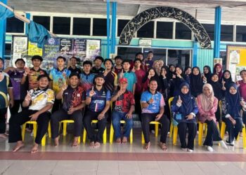 ISHAK Mohamad (duduk, empat dari kanan) bersama penuntut Kolej Kediaman Seri Lipis dan warden bergotong-royong membersihkan masjid di Kampung Relong, Padang Tengku, Lipis, Pahang baru-baru ini.