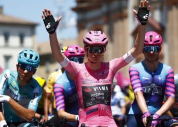 Pelumba pasukan Visma Lease, Jonas Vingegaard mengenakan jersi merah jambu selaku pendahulu  keseluruhan sebelum perlumbaan peringkat 15 Giro d'Italia 2026 dari Voghera ke Milan, semalam. - AFP