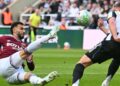 Penyerang West Ham United, Taty Castellanos (kiri) merembat bola sambil dihalang pemain pertahanan Newcastle United, Sven Botman dalam saingan Liga Perdana Inggeris di St James' Park, semalam. - AFP