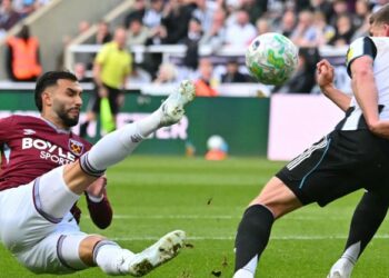 Penyerang West Ham United, Taty Castellanos (kiri) merembat bola sambil dihalang pemain pertahanan Newcastle United, Sven Botman dalam saingan Liga Perdana Inggeris di St James' Park, semalam. - AFP