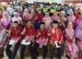 Ahmad Rusydi Danial Cheng Abdullah (tiga dari kanan) bersama guru dan pelajar prauniversiti SMK Jengka Pusat Maran Pahang.
–UTUSAN/ SALEHUDIN MAT RASAD