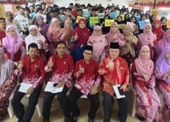 Ahmad Rusydi Danial Cheng Abdullah (tiga dari kanan) bersama guru dan pelajar prauniversiti SMK Jengka Pusat Maran Pahang.
–UTUSAN/ SALEHUDIN MAT RASAD
