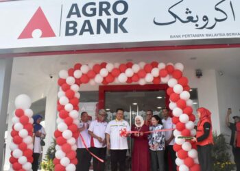 TUANKU Syed Faizuddin Putra Jamalullail (tiga dari kiri) diiringi Tengku Ahmad Badli Shah Raja Hussin (dua dari kiri) berkenan memotong riben bersempena majlis perasmian Agrobank Cawangan Kuala Perlis, Perlis, kelmarin. – UTUSAN/ASYRAF MUHAMMAD