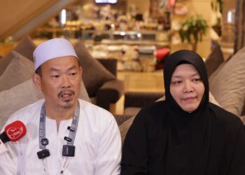 MUHAMMAD Zamarul Hafiz Ho Abdullah bersama Kamariah Othman ketika ditemui Mekah baru-baru ini.