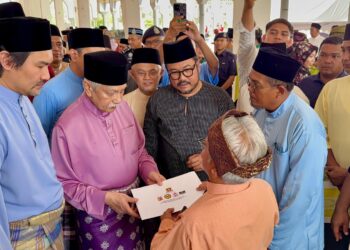 TUANKU Muhriz Ibni Almarhum Tuanku Munawir menerima memorandum sokongan dan taat setia terhadap baginda yang diserahkan oleh Muhamad Kamel Yassin di pekarangan Masjid 
Tuanku Muhriz, Bandar Seri Jempol, Negeri Sembilan semalam. 
– UTUSAN/NOR SHAFIQAH MOHD. GHAZALI