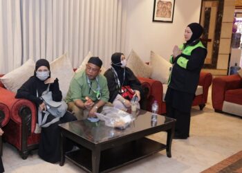 KAUNSELOR berdaftar bertemu dengan jemaah haji di Pejabat Operasi Haji di Hotel Al-Tayseer, Mekah, semalam.