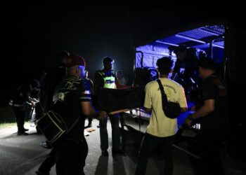 ANGGOTA Unit Forensik Polis mengusung jenazah seorang wanita yang ditemukan dengan 61 kesan tikaman pada badan badannya di Kampung Simah, Ketereh, Kota Bharu, Kelantan tengah malam tadi-UTUSAN/KAMARUL BISMI KAMARUZAMAN.