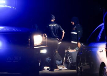 ANGGOTA Forensik Ibu Pejabat Polis Kontinjen Kelantan melakukan siasatan di lokasi penemuan mayat di Kampung Kubang Getah, Ketereh, Kota Bharu, Kelantan. - UTUSAN/KAMARUL BISMI KAMARUZAMAN