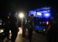 ANGGOTA polis membawa jenayah mangsa ke atas trak pikap sebelum dibawa ke Unit Forensik Hospital Raja Perempuan Zainab II (HRPZ II) selepas ditemukan oleh penduduk di Kampung Simah, Ketereh, Kota Bharu, Kelantan tengah malam tadi-UTUSAN/KAMARUL BISMI KAMARUZAMAN.