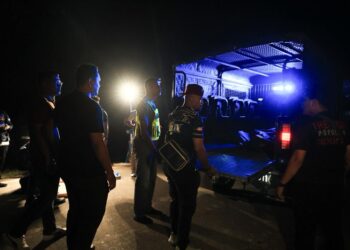 ANGGOTA polis membawa jenayah mangsa ke atas trak pikap sebelum dibawa ke Unit Forensik Hospital Raja Perempuan Zainab II (HRPZ II) selepas ditemukan oleh penduduk di Kampung Simah, Ketereh, Kota Bharu, Kelantan tengah malam tadi-UTUSAN/KAMARUL BISMI KAMARUZAMAN.