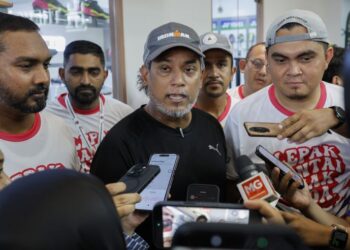 KHAIRY Jamaluddin bercakap kepada pemberita pada Program Pickleball Lepak Santai Anak Muda di Kuala Lumpur hari ini. - UTUSAN/SHIDDIEQIIN ZON
