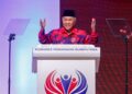 Presiden UMNO, Datuk Seri Dr. Ahmad Zahid Hamidi berucap pada Majlis Penutup dan Penyerahan Resolusi Kongres Pendidikan Bumiputera 2026 sempena Ulangtahun UMNO ke-80, di Pusat Dagangan Dunia, di sini hari ini. -UTUSAN/SHIDDIEQIIN ZON