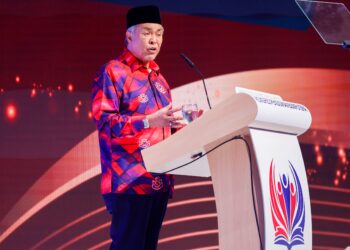 Presiden UMNO, Datuk Seri Dr. Ahmad Zahid Hamidi berucap pada Majlis Penutup dan Penyerahan Resolusi Kongres Pendidikan Bumiputera 2026 sempena Ulangtahun UMNO ke-80, di Pusat Dagangan Dunia, di sini hari ini. -UTUSAN/SHIDDIEQIIN ZON