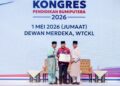 Presiden UMNO, Datuk Seri Dr. Ahmad Zahid Hamidi menerima resolusi Kongres Pendidikan Bumiputera 2026 daripada Ketua Sekretariat Kongres Pendidikan Bumiputera, Datuk Dr. Mohd Puad Zakarshi sempena Ulangtahun UMNO ke-80, turut hadir Pengerusi Kongres Pendidikan Bumiputera, Datuk Seri Dr. Zambry Abd Kadir, di Pusat Dagangan Dunia, di sini hari ini. -UTUSAN/SHIDDIEQIIN ZON