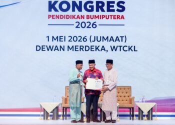 Presiden UMNO, Datuk Seri Dr. Ahmad Zahid Hamidi menerima resolusi Kongres Pendidikan Bumiputera 2026 daripada Ketua Sekretariat Kongres Pendidikan Bumiputera, Datuk Dr. Mohd Puad Zakarshi sempena Ulangtahun UMNO ke-80, turut hadir Pengerusi Kongres Pendidikan Bumiputera, Datuk Seri Dr. Zambry Abd Kadir, di Pusat Dagangan Dunia, di sini hari ini. -UTUSAN/SHIDDIEQIIN ZON