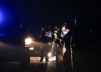 ANGGOTA Forensik Ibu Pejabat Polis Kontinjen Kelantan melakukan siasatan di lokasi penemuan mayat di Kampung Kubang Getah, Ketereh, Kota Bharu, Kelantan. - UTUSAN/KAMARUL BISMI KAMARUZAMAN