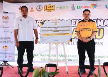 Mohammad Nizam Ali  (kiri) dan Dr. Ir. Ahmad Shukri Abd Rashid (kanan) ketika Perasmian Sambutan 1 Juta Bekerja Selamat Tanpa Kecederaan & Penanaman 1001 Bakau.