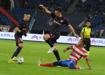 Penyerang JDT Ajdin Mujagic diasak  pertahanan KL City FC Adam Nor Azlin pada aksi Liga Super  di Stadium Sultan Ibrahim, Iskandar Puteri disini. UTUSAN/RAJA JAAFAR ALI