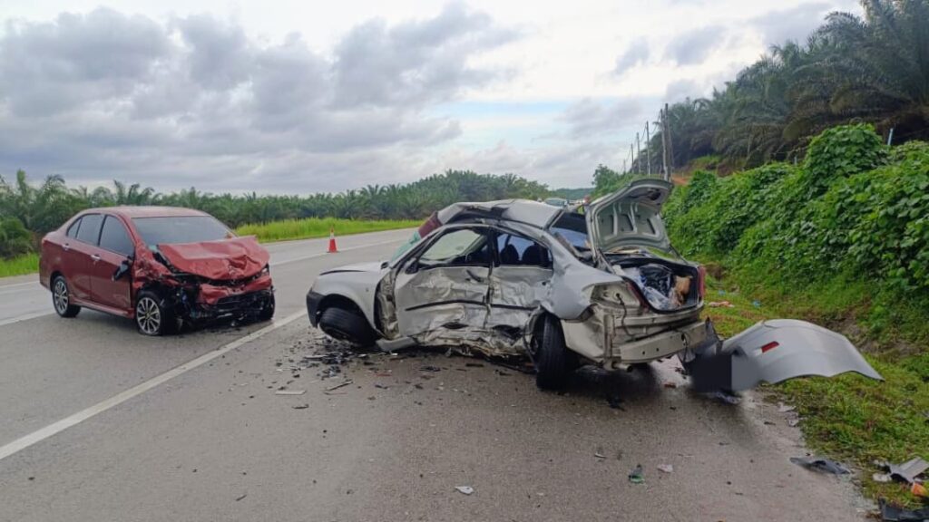 Ibu, anak perempuan maut kemalangan dua kereta