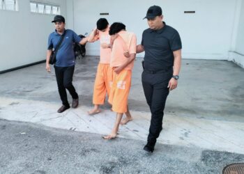 PERINTAH reman ke atas dua lelaki dijangka akan dilanjutkan bagi membantu siasatan kes bunuh seorang gadis yang ditemukan dengan 61 tikaman di Kampung Simah, Ketereh, Kelantan pada Jumaat lalu.-UTUSAN/ROHANA ISMAIL
