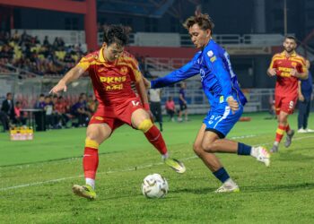 PEMAIN Penang FC, Nur Shamie Iszuan Amin (tengah) merebut bola dari Pemain Selangor FC, Kim Jiho pada perlawanan Liga Super di Stadium Majlis Bandaraya Petaling Jaya (MBPJ) di sini hari ini.-UTUSAN/FARIZ RUSADIO