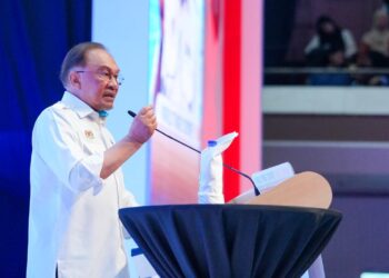 ANWAR Ibrahim menyampaikan ucapan sempena Majlis Sambutan 60 Tahun Majlis Amanah Rakyat (Mara) di Pusat Dagangan Dunia (WTC) di sini, hari ini.