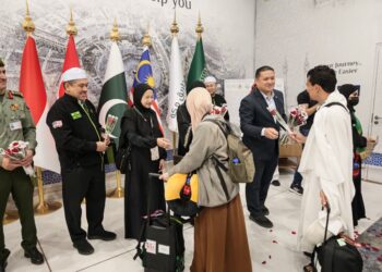 TENGKU Mohd. Dzaraif Raja Abdul Kadir dan Ketua Rombongan Haji Malaysia, Mohd. Hisham Harun menyambut ketibaan 276 jemaah haji KT48 di Lapangan Terbang Antarabangsa King Abdulaziz, Jeddah.