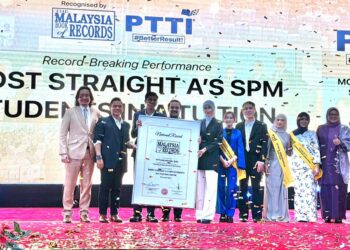 SITI Farhana Abu Osman (lima dari kanan) menunjukkan anugerah yang diterima PTTI daripada MBOR.