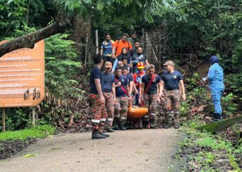 MAYAT seorang pendaki yang maut dipercayai akibat sesak nafas ketika melakukan aktiviti pendakian di Gunung Lambak, Kluang berjaya dibawa turun pasukan penyelamat.