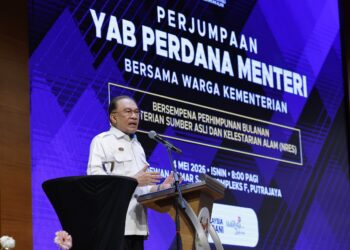 ANWAR Ibrahim ketika berucap pada majlis perhimpunan bulanan warga NRES di Putrajaya.