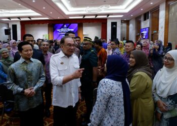 ANWAR Ibrahim beramah mesra dengan warga NRESS di Putajaya.