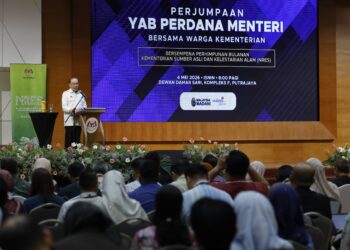 ANWAR Ibrahim ketika berucap pada majlis perhimpunan bulanan warga NRES di Putrajaya.