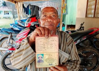 SUDIN Abdullah menunjukkan pasport Malaysia ketika berpeluang menunaikan haji 
di Mekah pada 1995 di Kampung Orang Asli Sungai Berjuang, Jerantut, Pahang.