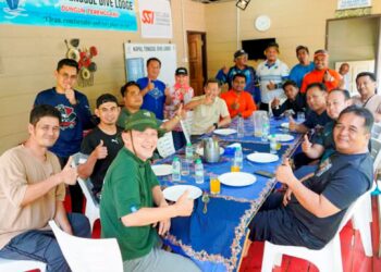 RUBI Ahmad ( berdiri, lima dari kanan) semasa sesi libat urus bersama penggiat pelancongan Pulau Tenggol, pengusaha resort serta komuniti penyelam di Kapal Tenggol Dive Lodge, Dungun, Terengganu.