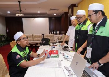 DARUL Nain Abu Bakar (duduk kiri) bersama pasukan haji yang terlibat dalam pengerakkan jemaah Malaysia di Pejabat Operasi TH Jeddah, Arab Saudi. – DARUL NAIN ABU BAKAR