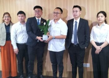 DANIEL Gooi Zi Sen (tiga dari kanan) menerima cenderamata sempena sidang akhbar mengenai penganjuran 2026 Top (Ten Outstanding Penang) Award di George Town, Pulau Pinang, hari ini.