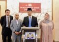 DR. SAHRUDDIN Jamal (dua kanan) mengadakan sidang akhbar di pekarangan Sidang DUN Johor di Kota Iskandar.